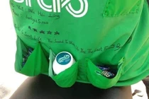 Tài xế xe ôm may cả túi đựng kẹo sau áo khiến nhiều người bật cười