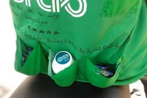 Tài xế xe ôm may cả túi đựng kẹo sau áo khiến nhiều người bật cười