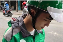 Bị chụp lén, chàng tài xế Grab "gây thương nhớ" vì quá đẹp trai!