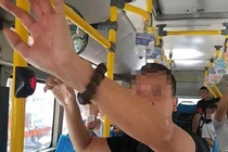 Thủ dâm trên xe buýt và bất cập pháp lý 