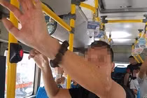 Thủ dâm trên xe buýt và bất cập pháp lý 