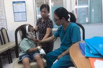 Bé 6 tuổi bỏng nặng vì cha mẹ chủ quan cho con nghịch đồ này 