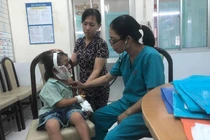 Bé 6 tuổi bỏng nặng vì cha mẹ chủ quan cho con nghịch đồ này 