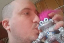 Người đàn ông yêu say đắm một con robot nam