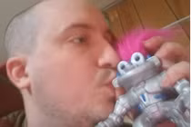 Người đàn ông yêu say đắm một con robot nam