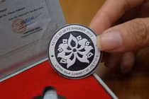 Xếp hàng xuyên trưa mua đồng xu kỷ niệm thượng đỉnh Mỹ - Triều