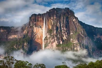 Khung cảnh kỳ ảo như trở về thời tiền sử ở thác nước cao nhất thế giới