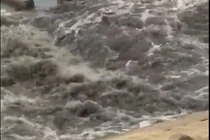 Phát hoảng với clip nước thải tuôn ra bãi biển Đà Nẵng