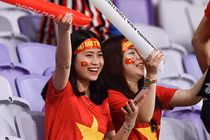 Nữ CĐV Việt Nam áp đảo đối phương tại Asian Cup