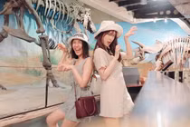 Hai hot girl nổi tiếng Thái Lan trông trái dấu vẫn chơi thân với nhau