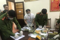 Thu giữ 20 bánh ma túy được vận chuyển trên xe khách