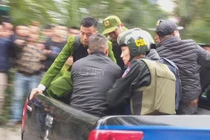 4 giờ nghẹt thở giải cứu 2 cô gái bị thanh niên nghi ngáo đá khống chế