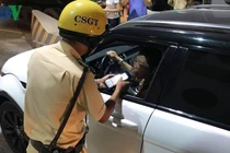 Tài xế say xỉn, chở cả gia đình trên cabin container đi chơi lễ