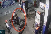Video: Nhắc khách không nghe điện thoại, nhân viên cây xăng bị đâm 