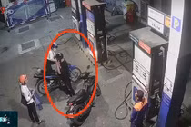Video: Nhắc khách không nghe điện thoại, nhân viên cây xăng bị đâm 