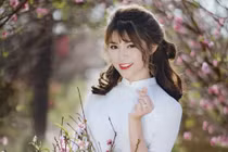 Hot girl Phương Oanh đẹp ngẩn ngơ giữa vườn đào trong bộ ảnh chào xuân