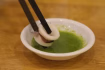 Góp ý nước chấm quá ngọt, cô gái bị nhà hàng mắng vì lý do... "choáng"