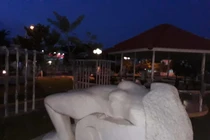 Di dời tượng phụ nữ lõa thể khỏi khu vực gần Miếu Bà Chúa Xứ