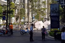 TPHCM: Người đàn ông ngoại quốc rơi từ tầng 49 xuống mui xe ô tô