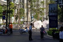 TPHCM: Người đàn ông ngoại quốc rơi từ tầng 49 xuống mui xe ô tô