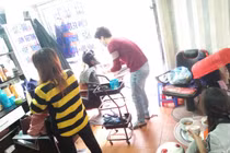 Lạ lùng gia đình trẻ trụ lại Hà Nội “cày” việc, chiều mùng 1 mới về quê