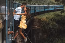 Đôi trẻ bị chỉ trích vì đu người ra khỏi tàu để chụp ảnh "câu like"