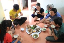 Thói quen ngồi khoanh chân khi ăn cơm không ngờ nhiều lợi ích tới vậy