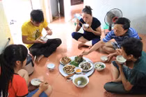 Thói quen ngồi khoanh chân khi ăn cơm không ngờ nhiều lợi ích tới vậy