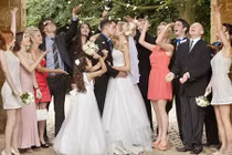 Mặc gì khi đi dự tiệc cưới để không quê mùa, lố bịch?