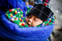 Những hình ảnh đáng yêu của bé trên lưng mẹ