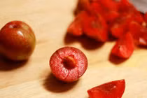 Da đẹp không cần đi spa với mẹo hay từ hoa quả mận