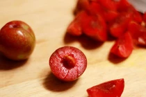 Da đẹp không cần đi spa với mẹo hay từ hoa quả mận