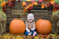 Chùm ảnh bé tạo dáng với bí ngô cực đáng yêu