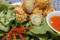 Biến tấu mì tôm thành 2 món cuộn “độc và lạ” 