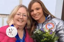 Bị mẹ bỏ rơi, 25 năm sau, cô gái làm nên điều kỳ diệu