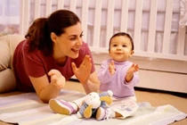 Với một đôi tay, mẹ sáng tạo 9 trò chơi cho bé cười tít mắt
