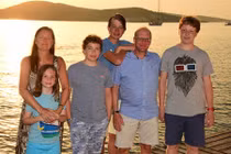 Nuôi 4 con tự kỷ, người mẹ tuyệt vọng đã làm điều không ngờ