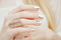 Người có móng tay nhỏ cứ sơn kiểu này thì ai dám chê