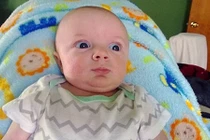 Biểu cảm căng thẳng siêu đáng yêu của bé sơ sinh