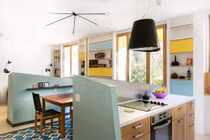 Vách ngăn thần kỳ nới rộng không gian hẹp trong nhà chật