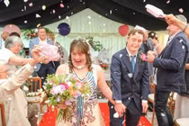 Cảm động đám cưới cổ tích của những cặp đôi dị thường