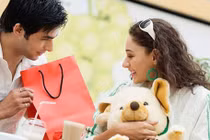 Câu nói bất ngờ của chồng khi vợ đánh vỡ 2 chiếc cốc