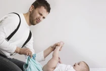 Chuyện gì xảy ra khi bố lần đầu thay bỉm cho con?