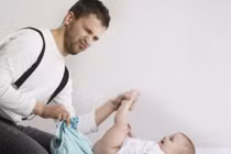Chuyện gì xảy ra khi bố lần đầu thay bỉm cho con?