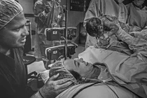 Khoảnh khắc khó diễn tả thành lời khi cha mẹ thấy con lần đầu