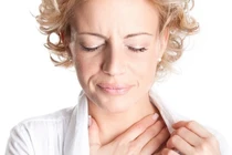 Chẳng cần mua thuốc, làm theo 7 cách này hết ngay rát họng