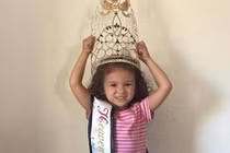 Bé 5 tuổi thi 100 cuộc thi sắc đẹp và kết quả bất ngờ