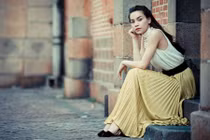 Diện màu nắng theo cách này, ra đường bạn tỏa sáng như sao Việt