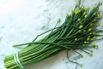 Bài thuốc từ lá hẹ chữa đau họng, đau răng, viêm tai cực tốt