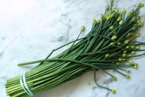 Bài thuốc từ lá hẹ chữa đau họng, đau răng, viêm tai cực tốt